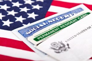 Phân biệt Thẻ xanh với quốc tịch Mỹ khác nhau như thế nào