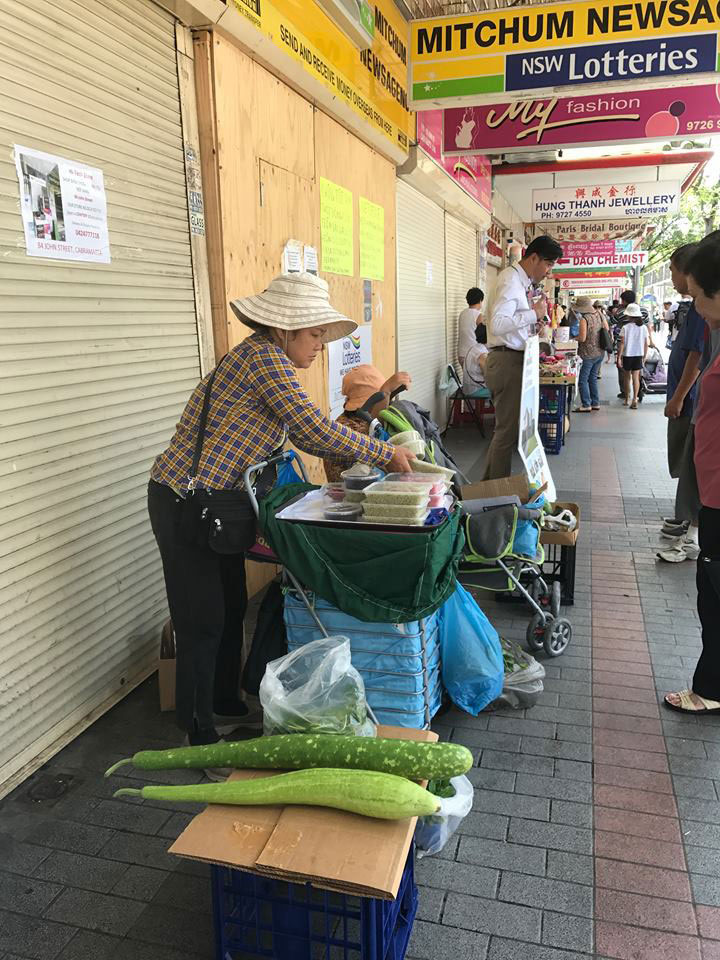 Người Việt buôn bán ở khu Cabramatta, Sydney.