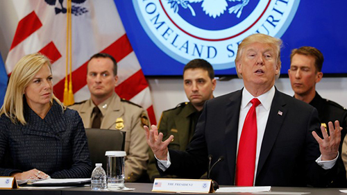 Tổng thống Mỹ Donald Trump và Bộ trưởng An ninh Nội địa Kirstjen Nielsen (ngoài cùng bên trái) tại một cuộc họp hồi tháng hai. Ảnh: Reuters