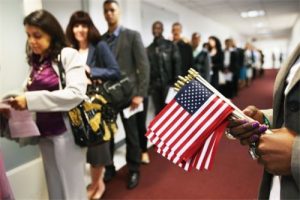 Thời gian chờ xin nhập quốc tịch Mỹ từ 6 tháng kéo dài đến 2 năm