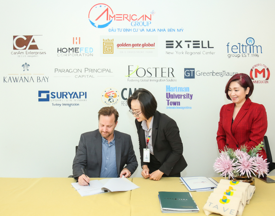 Ông Chris Foulger - chủ tịch Tập đoàn HomeFed ký hợp đồng đầu tư với Khách hàng của Công ty American Plus Group